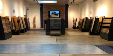 Auswahl an Holzboeden in verschiedenen Farben und Maserungen zur Ansicht in Verkaufsraum